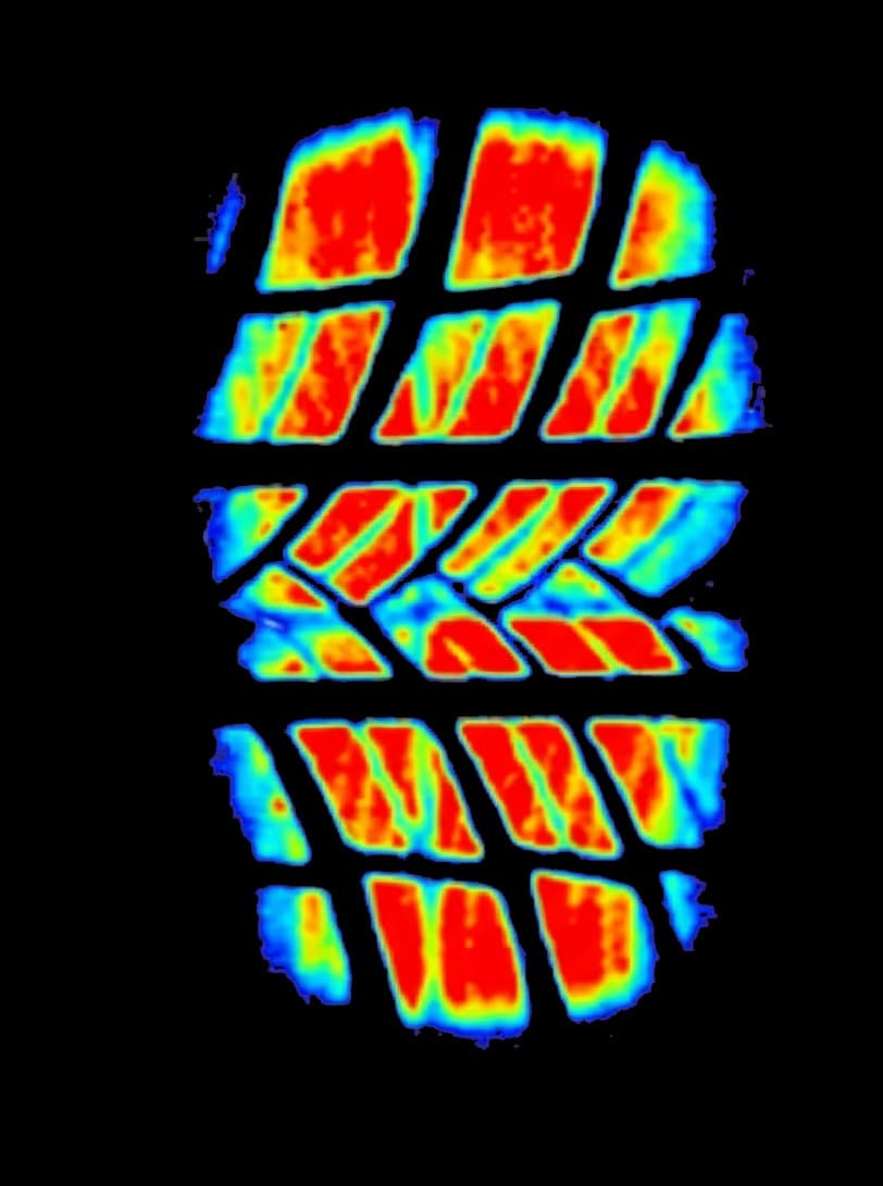 Pressure map without a cradle: mostly red, the load concentrated on the tread blocks